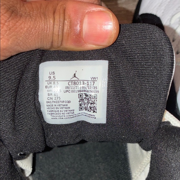 Nike White and Black Men's Sneakers with Red Accents - Picture 4 of 6